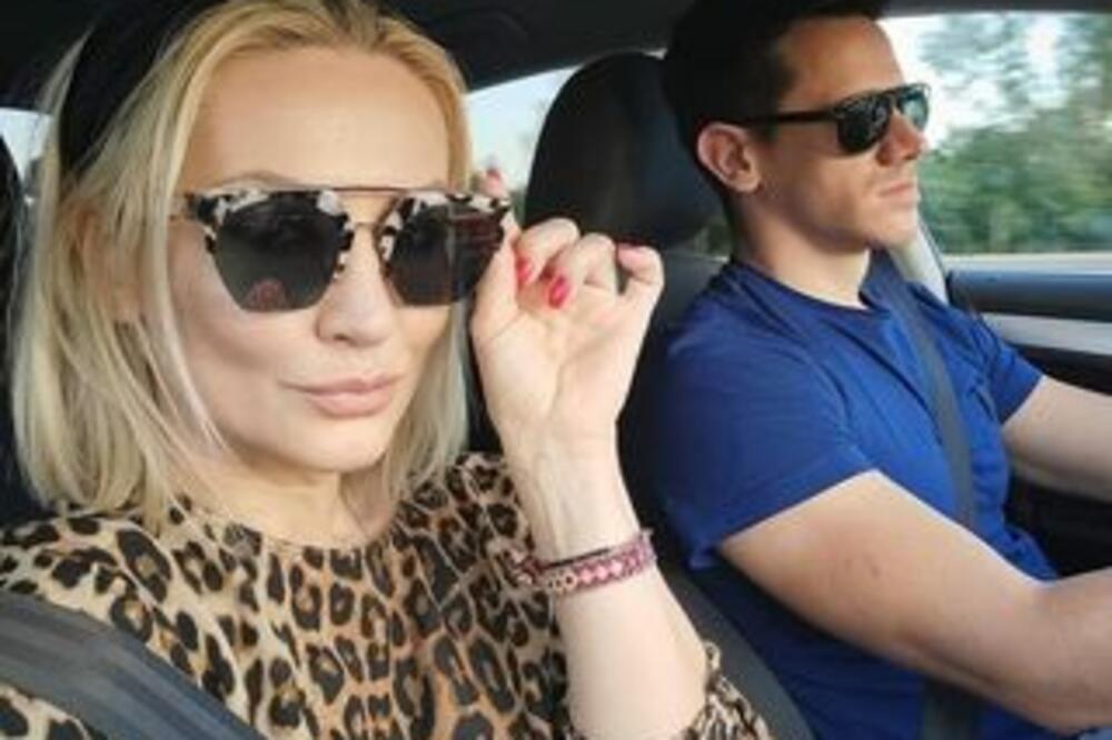 IMA 40 I KUSUR, A I DALJE JE ŽELE! GOCA TRŽAN SE U TOPLESU SUNČA NA PLAŽI: Nudizam joj nije stran? (FOTO)