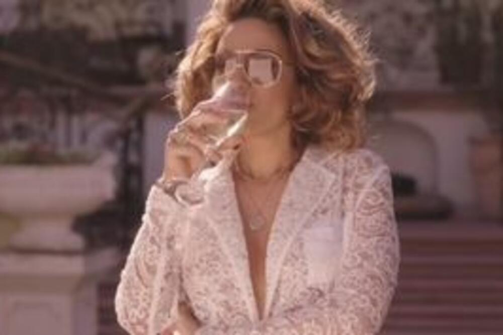 ANA NIKOLIĆ NA GOLO TELO OGRNULA SAMO JAKNU: Htelo sve da joj poispada, jedva pridržala BUJNE GRUDI! (FOTO)