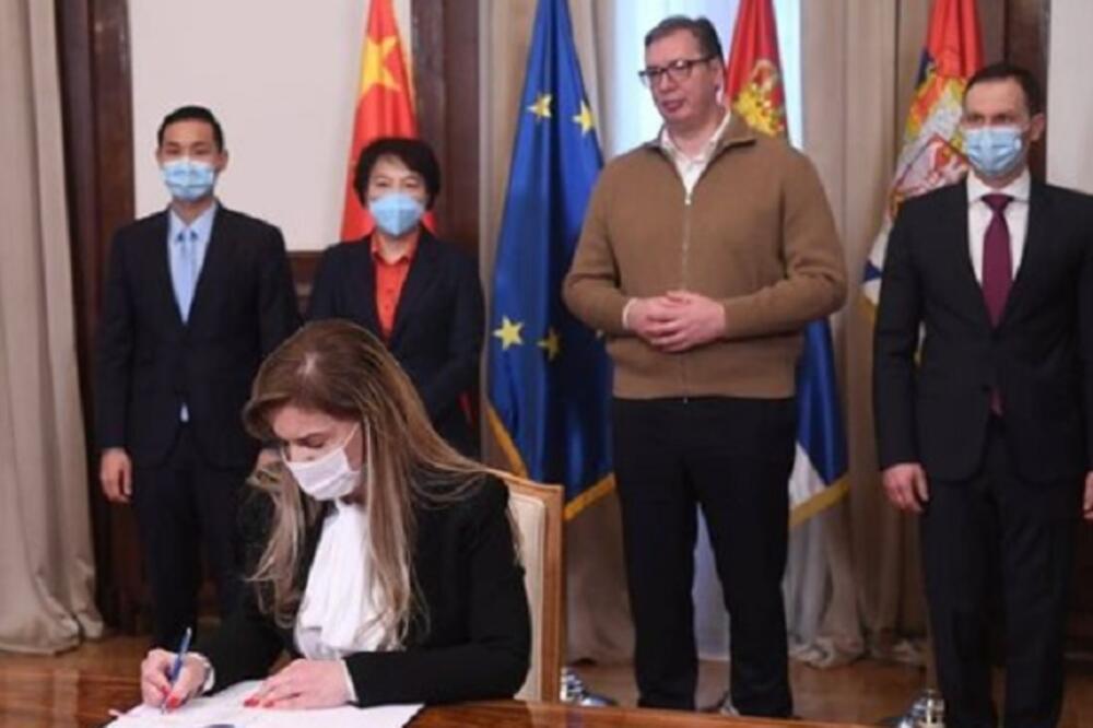 ODLIČNE VESTI! Vučić potpisao ugovor s direktom kompanije Sinofarm o nabavci novih dva miliona doza vakcine (FOTO)