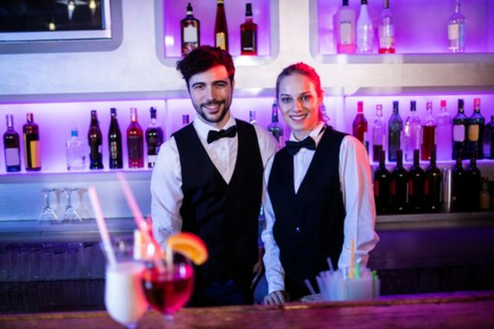 NIKAD NE BISTE POMISLILI DA VAM KONOBARI SIPAJU OVO U PIĆE: Naručite KOKTEL, a ono što dodaju je... (VIDEO)