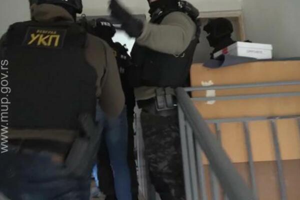 ČOVEK U RAKOVICI IZAZVAO OPŠTU OPASNOST! Policija mu u stanu zatekla HAOS, na ulici ispalio raketu iz ZOLJE (VIDEO)