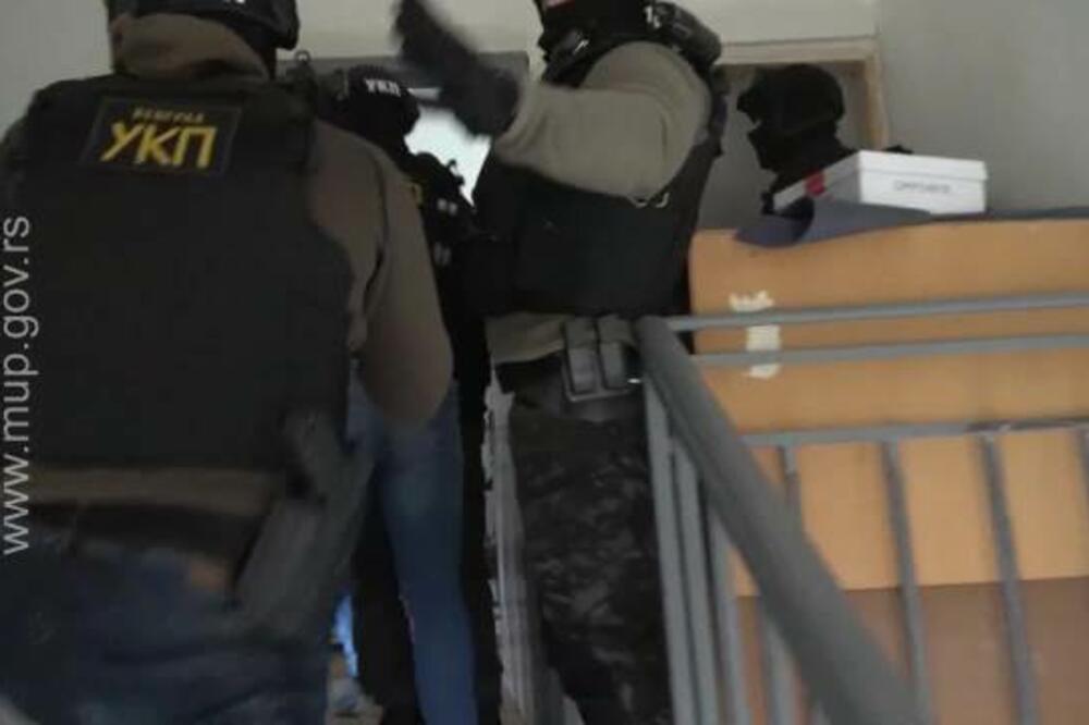 ČOVEK U RAKOVICI IZAZVAO OPŠTU OPASNOST! Policija mu u stanu zatekla HAOS, na ulici ispalio raketu iz ZOLJE (VIDEO)