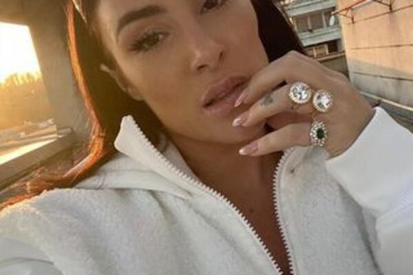 BEZ PARDONA! SENIDAH OD OBOŽAVATELJKE TRAŽILA DA JOJ VEŽE PERTLE USRED NASTUPA: Šok VIDEO kruži MREŽAMA!