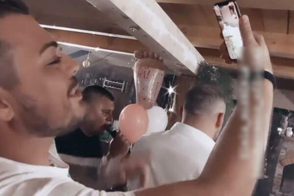 SVE U SKLADU SA OBIČAJIMA! PEVAČ PROSLAVIO ROĐENJE ĆERKE, ISCEPALI GA DO KOSKE: Slavilo se do zore! (FOTO)