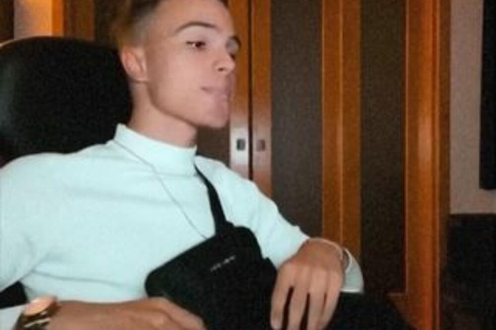 VOJAŽA IZBACILI IZ AUTOBUSA: Pevač kukao kako se GUŠI i nema vazduha!