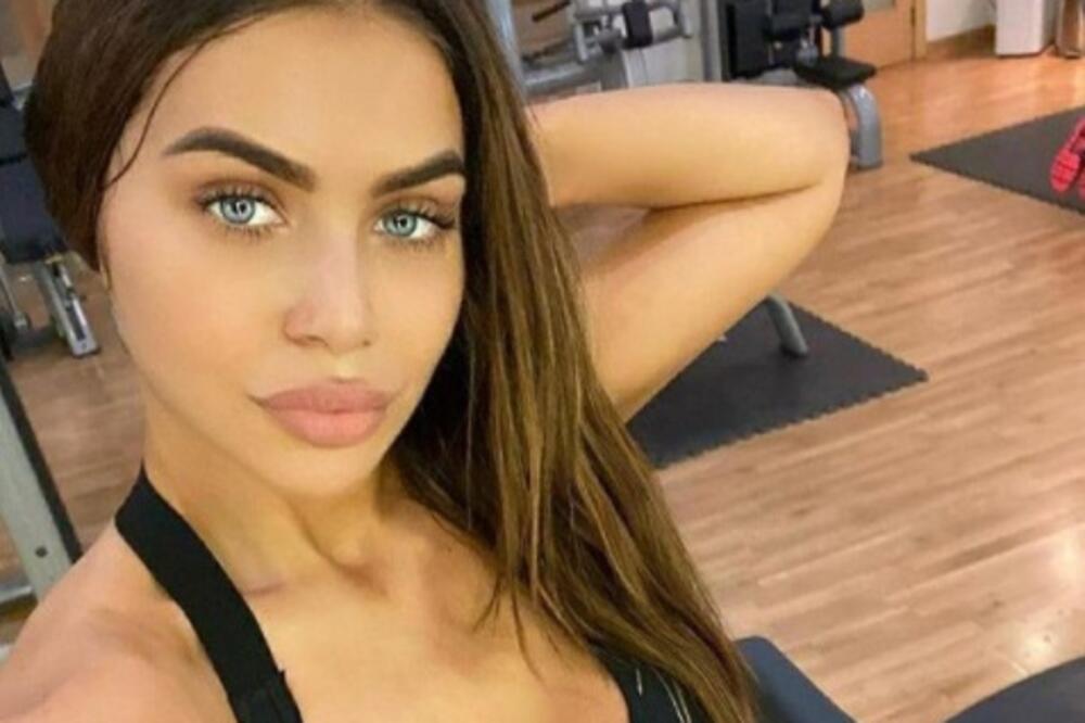 ATRAKTIVNA VODITELJKA SE PREVIŠE OPUSTILA NA MORU, PA NAPRAVILA ZEMLJOTRES ATRIBUTIMA: Tlo gori od provokacije!