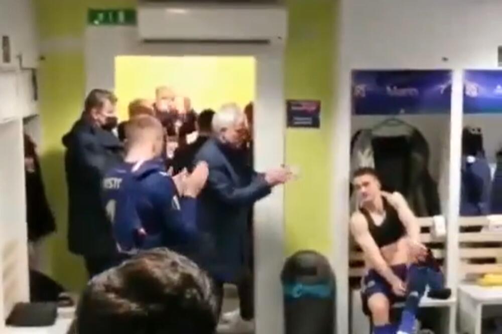IMA ON SVOJE TRENUTKE: Murinjo posle bolnog poraza otišao u svlačionicu Dinama i čestitao igračima! (VIDEO)