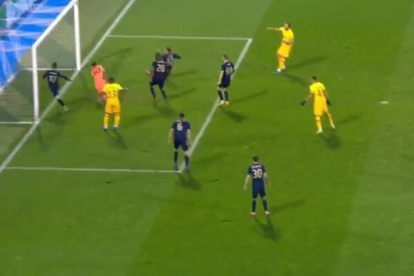 KAKVA ODBRANA GOLMANA "MODRIH": Intervencija za ISTORIJU - Kejn je mogao samo da se uhvati za glavu! (VIDEO)