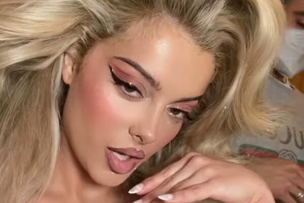 IZGLEDA LEPO ALI KADA OTVORI USTA HOROR: Ljudi UPLAŠENI i ŠOKIRANI, ne mogu da veruju, ZUBI SU JOJ GROZNI! (FOTO)