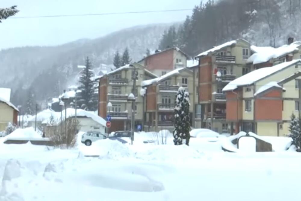 CRNOTRAVCI NE ISPUŠTAJU LOPATE IZ RUKU: Sneg pao posle mesec i po dana, napravio HAOS! (VIDEO)