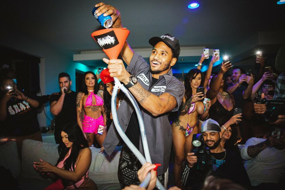 UZNEMIRUJUĆI VIDEO! KONTROVERZNI REPER BRUTALNO PONIŽAVAO DEVOJKE: Kleče ispred njega otvorenih usta a on im...