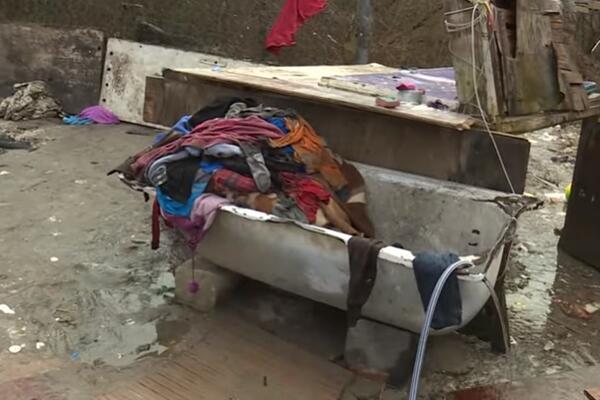 POLICAJCI SPASILI BEBU PRONAĐENU U KADI ISPRED BARAKE: Otkriveni su svi detalji zanemarivanja maloletne porodilje!