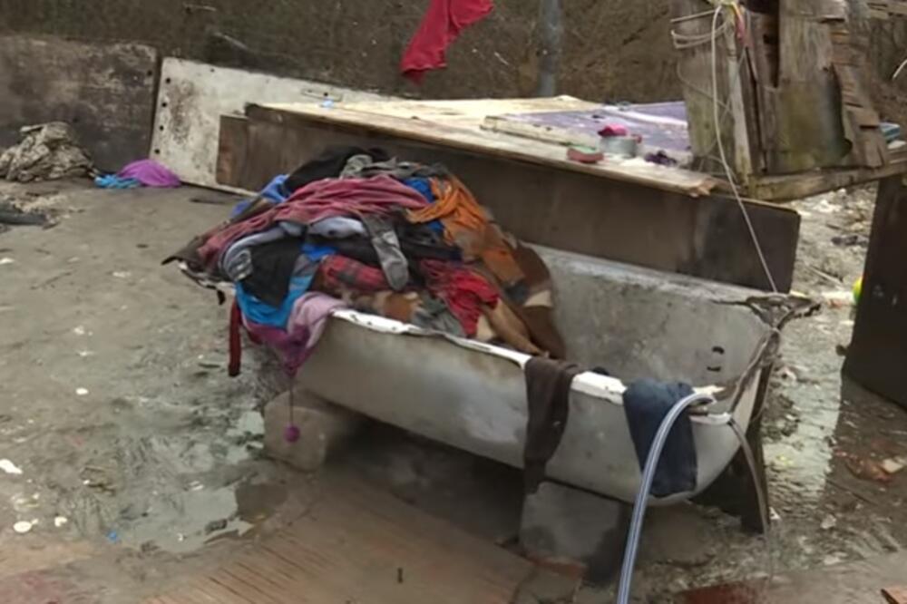 POLICAJCI SPASILI BEBU PRONAĐENU U KADI ISPRED BARAKE: Otkriveni su svi detalji zanemarivanja maloletne porodilje!