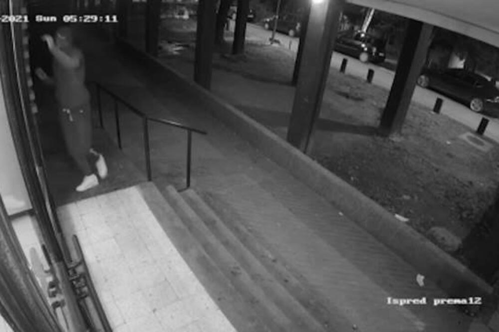 3 DEVOJČICE PREPOZNALE MUŠKARCA SA SNIMKA! Prepadao ih tako što se skidao na Ceraku i Voždovcu!