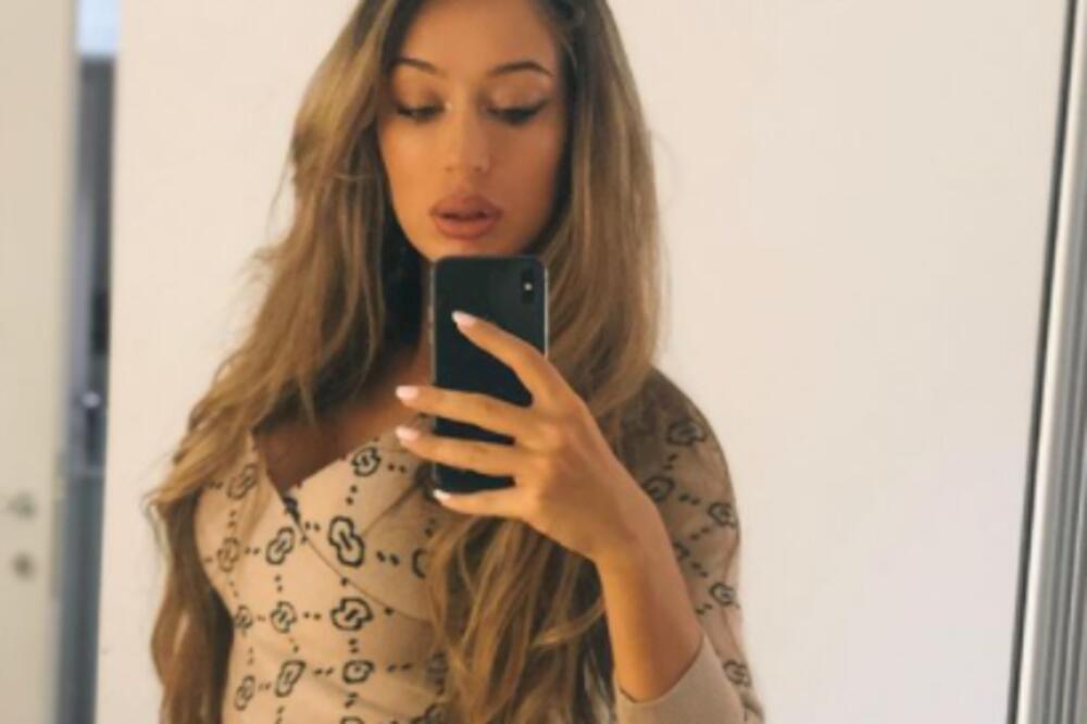 SPRAVA ZA VEŽBANJE SAMO ŠTO NE EKSPLODIRA: Bujne grudi ISPADAJU iz topa, od vreline sve se TOPI u teretani! (FOTO)