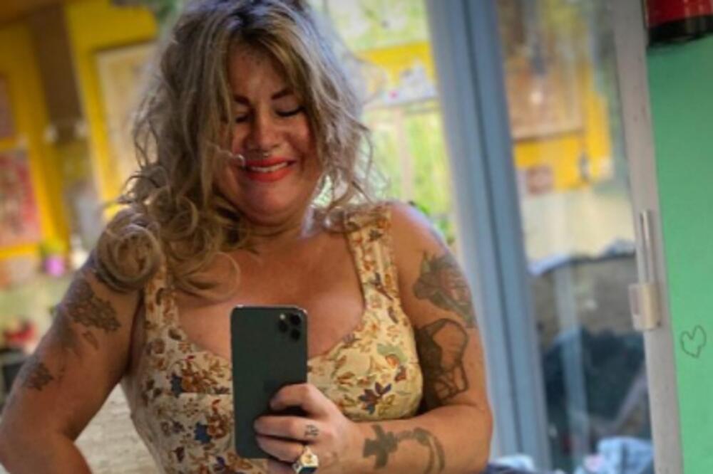 POSLE POLA 8 NISAM NIČIJI ROB! LEŽERNA MAMA PODELILA INTERNTET: Sedmoro dece jede rukama,uveče nije DOSTUPNA (FOTO)