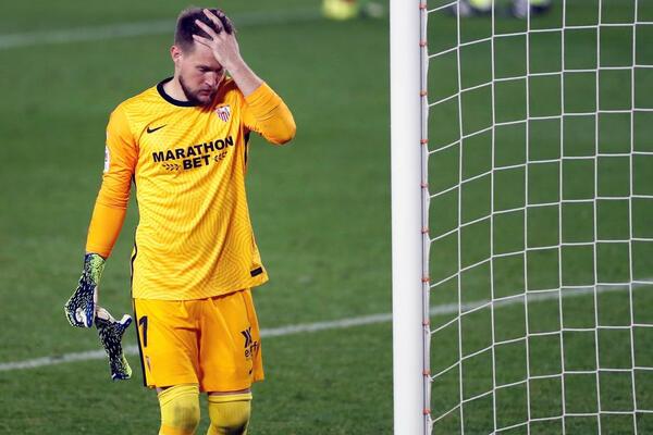 NE ZNAM GDE ĆU BRANITI POŠTO DMITROVIĆ DOLAZI... Golman Sevilje zabrinut za budućnost zbog reprezentativca Srbije!