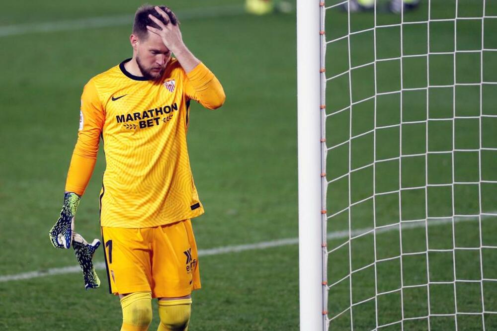 NE ZNAM GDE ĆU BRANITI POŠTO DMITROVIĆ DOLAZI... Golman Sevilje zabrinut za budućnost zbog reprezentativca Srbije!