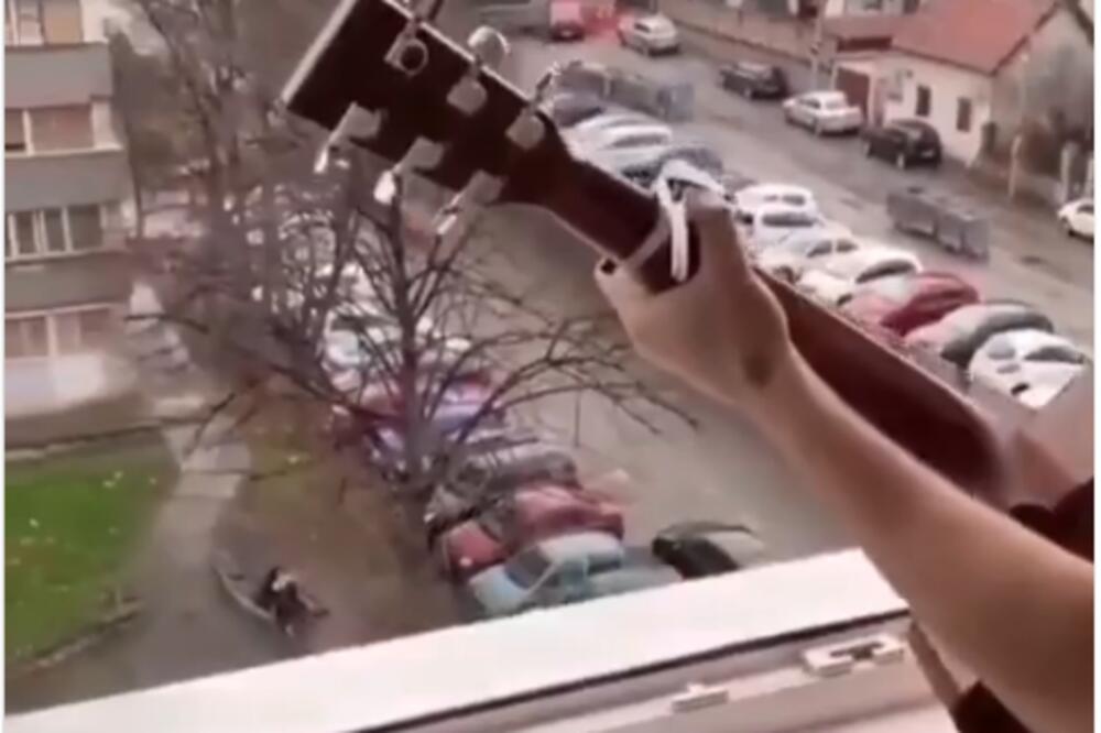 VOLITE SE, ŽIVELA LJUBAV: Uradio je NEOBIČNO LEPU stvar za zaljubljene iz parka (VIDEO)