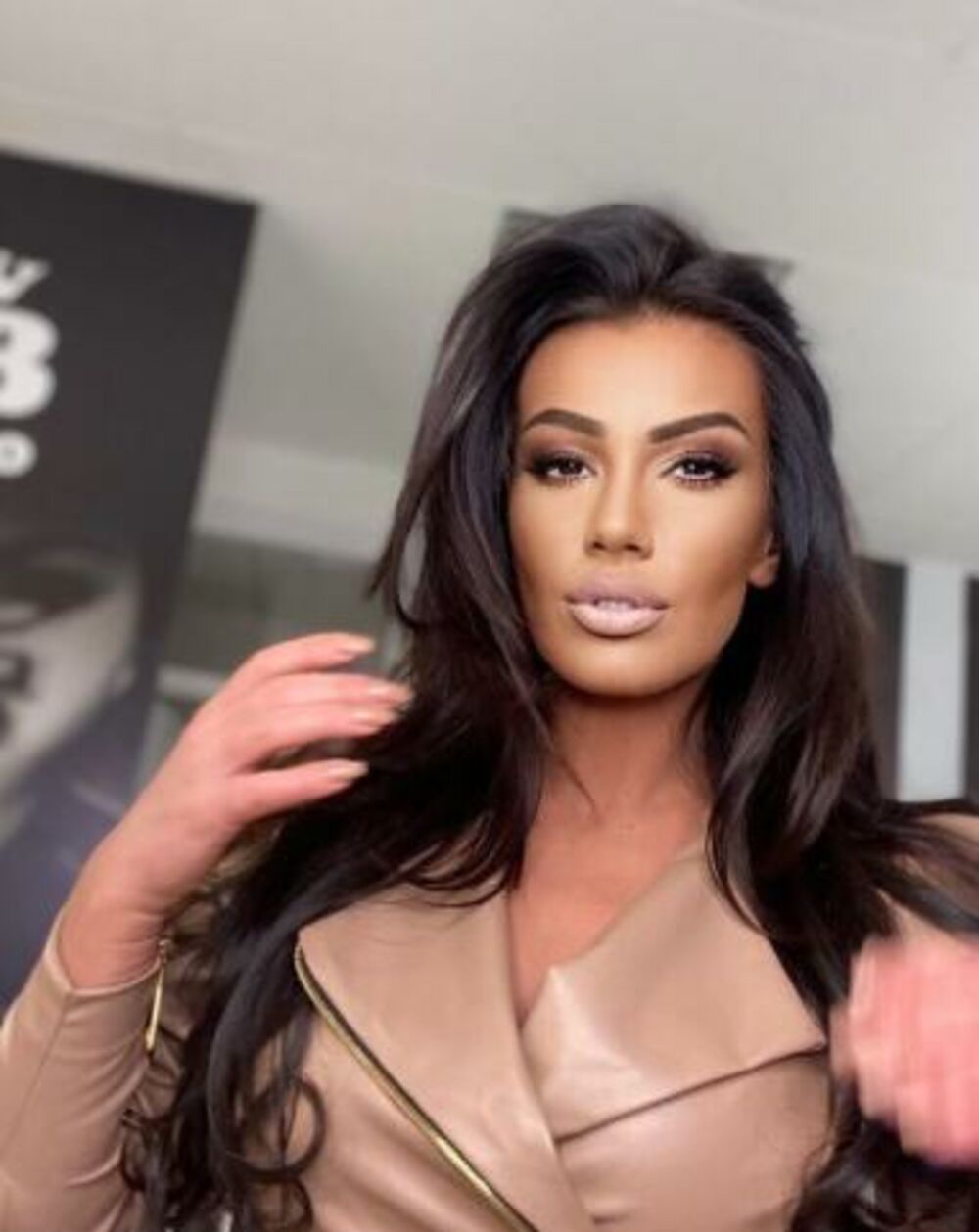 Poznaje mu i bivšu ženu