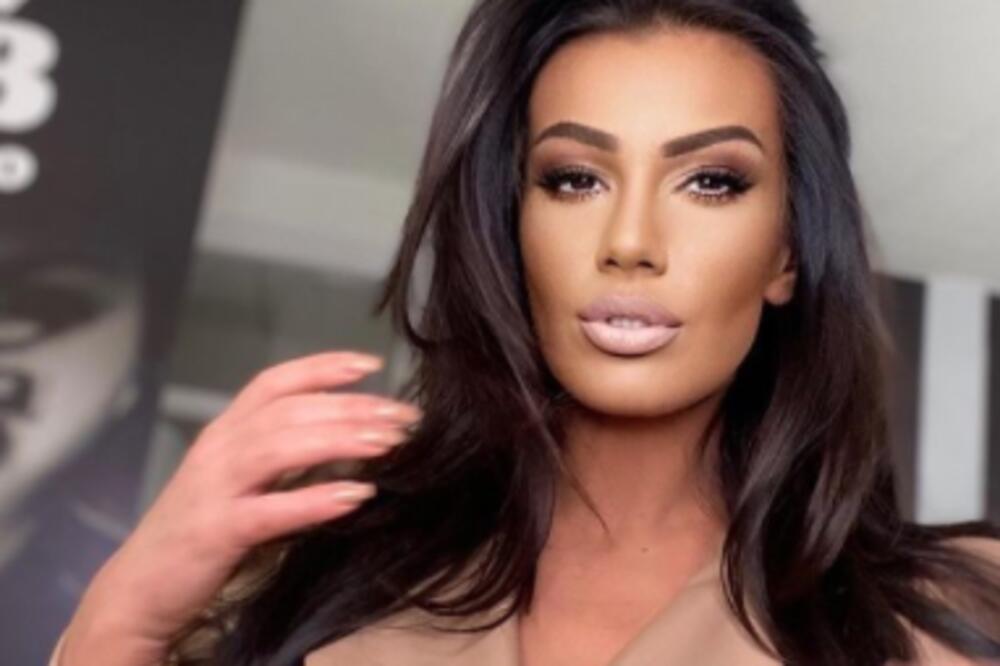 GRUDI SAMO ŠTO NISU ISPALE IZ MINIJATURNOG TOPA: Dušica jedva OBUZDALA dekolte, hit izdanje pevačice DIŽE PRITISAK