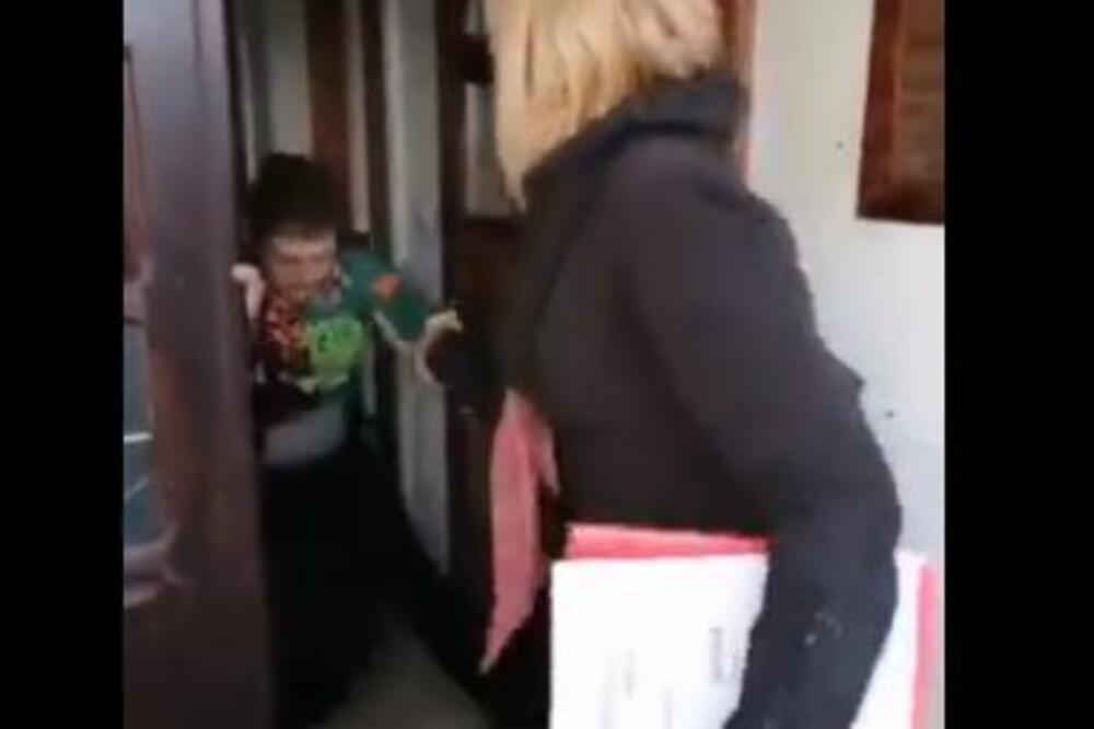 SOCIJALNI RADNICI OTIMAJU DEČAKA OD BAKE, ON SE BRANI! Potresne scene kod Blaca, reagovalo ministarstvo (VIDEO)