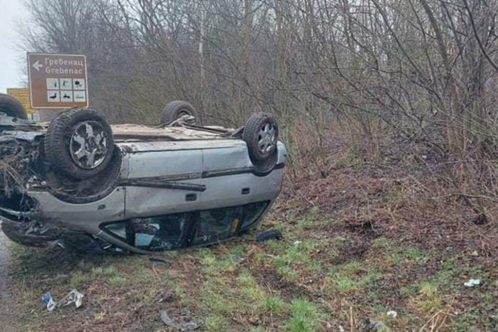 SAOBRAĆAJKA NA AUTO-PUTU KOD DRAŽEVCA: Automobil sleteo sa puta, pa udario u ogradu!