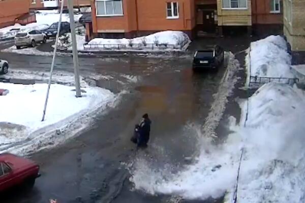 NE POSTOJI NIŠTA NA OVOM SVETU KAO ŠTO JE MAJKA! Osetila je OPASNOST i spasila život detetu (VIDEO)