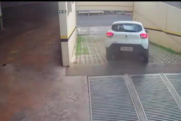 ŽENA AUTOM PREGAZILA SAMO SEBE! Da, i to se desilo, postoji i snimak (VIDEO)