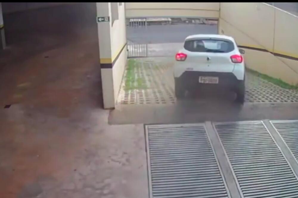 ŽENA AUTOM PREGAZILA SAMO SEBE! Da, i to se desilo, postoji i snimak (VIDEO)