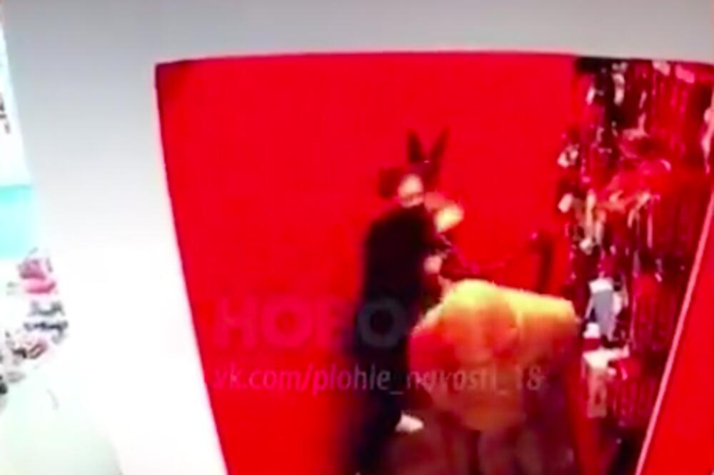 ŽESTOKA MAKLJAŽA U SEKS ŠOPU! Mušterija preterao sa LUTKOM, radnica uzela IGRAČKU i LUPALA GA PO GLAVI! (VIDEO)