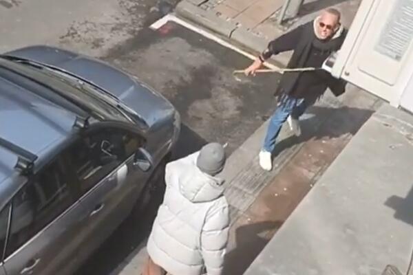 TREBALO VAS JE BOMBARDOVATI! Stranac USRED BEOGRADA strašno izvređao starca i sve nas! (VIDEO)