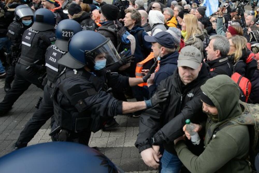 HAOS NA ULICAMA NEMAČKE! Sukob demonstranata i policije zbog anti-kovid mera