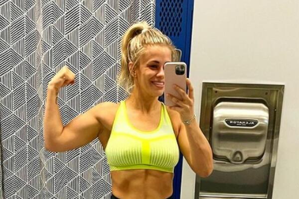 SEKSIPILNA FAJTERKA PONOVO U CENTRU PAŽNJE: Namazala se šlagom po intimnim delovima! Ko li sme da joj ga skine?