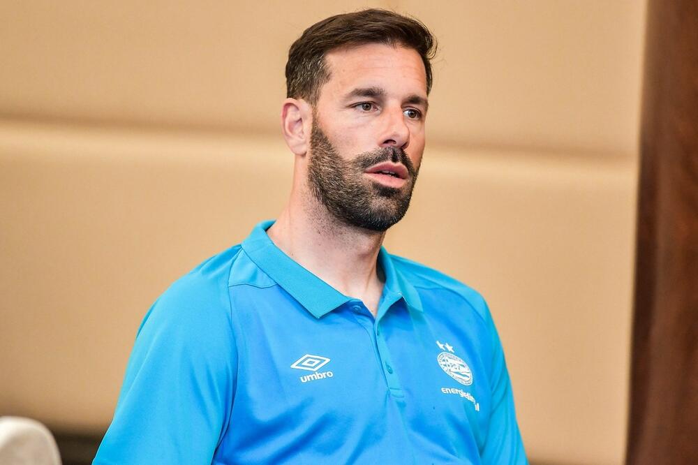 VRAĆA SE NA MESTO USPEHA! Rud Van Nistelroj PREUZEO evropskog velikana! (FOTO)