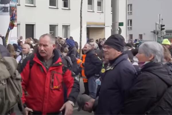 U LONDONU I NEMAČKOJ LUDILO ZBOG KORONA MERA, ŠTA RADE OVI LJUDI: Demonstranti se sukobljavaju sa policijom!
