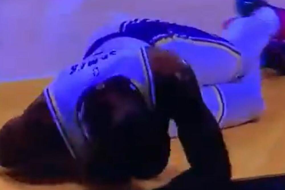 LEBRON DŽEJMS JE PAO I UHVATIO SE ZA NOGU: Morao je odmah van parketa, ali je pre toga pogodio trojku!
