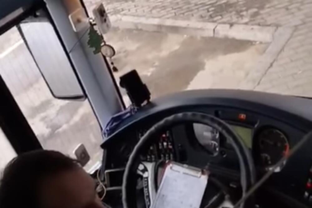 SVAĐA PUCA U SRPSKOM BUSU: Putnice neće da stave masku, pretile vozaču da će zvati policiju ako ih izbaci! (VIDEO)