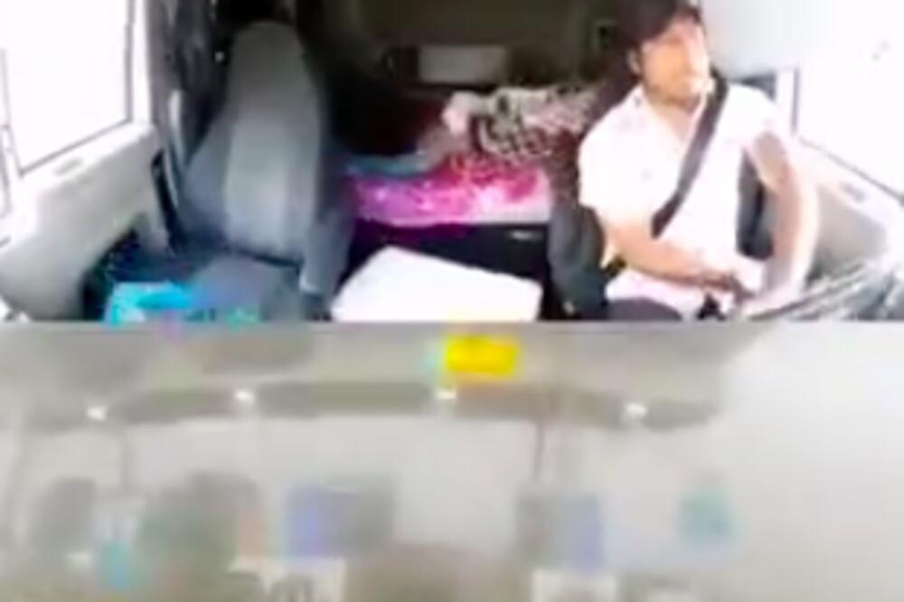 PROCUREO SNIMAK UDESA NA NAPLATNOJ RAMPI: Jasno se vidi da vozač TELEFONIRA, ogromnom brzinom se zakucao! (VIDEO)