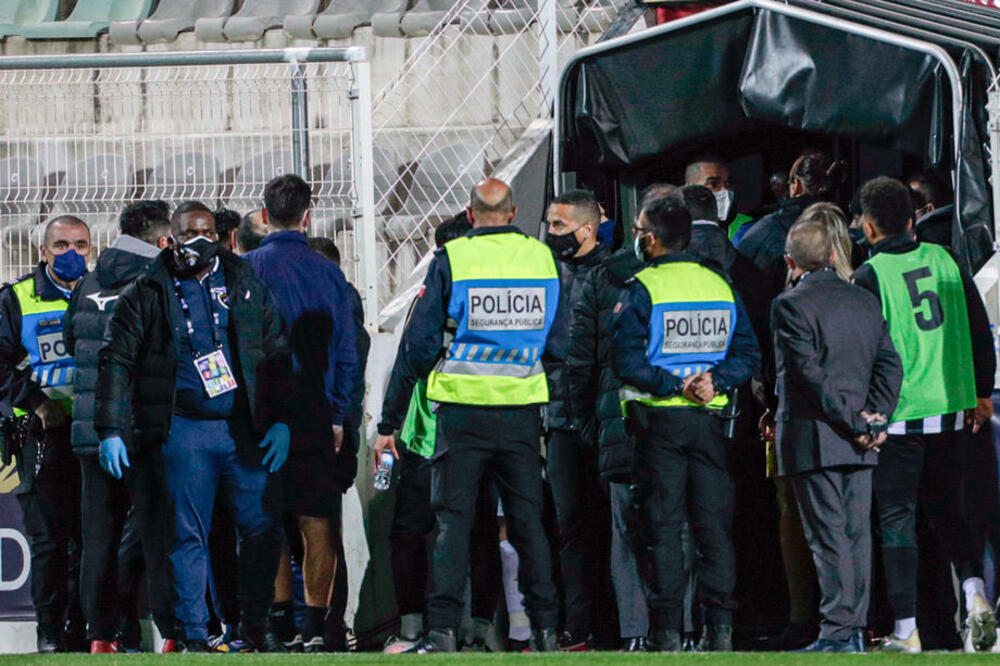 E OVO JOŠ NISMO VIDELI! I POLICIJA INTERVENISALA: Grujić i saigrači sprečavali tuču dvojice trenera u Portugaliji!