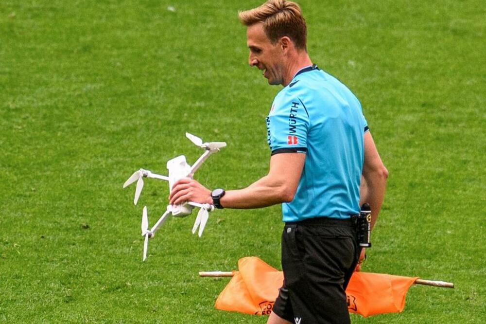 DMITROVIĆEV MEČ PREKINUO IZNENADNI PAD S NEBA NA TEREN: Poruka je jasna - Nećemo EURO u Bilbau!