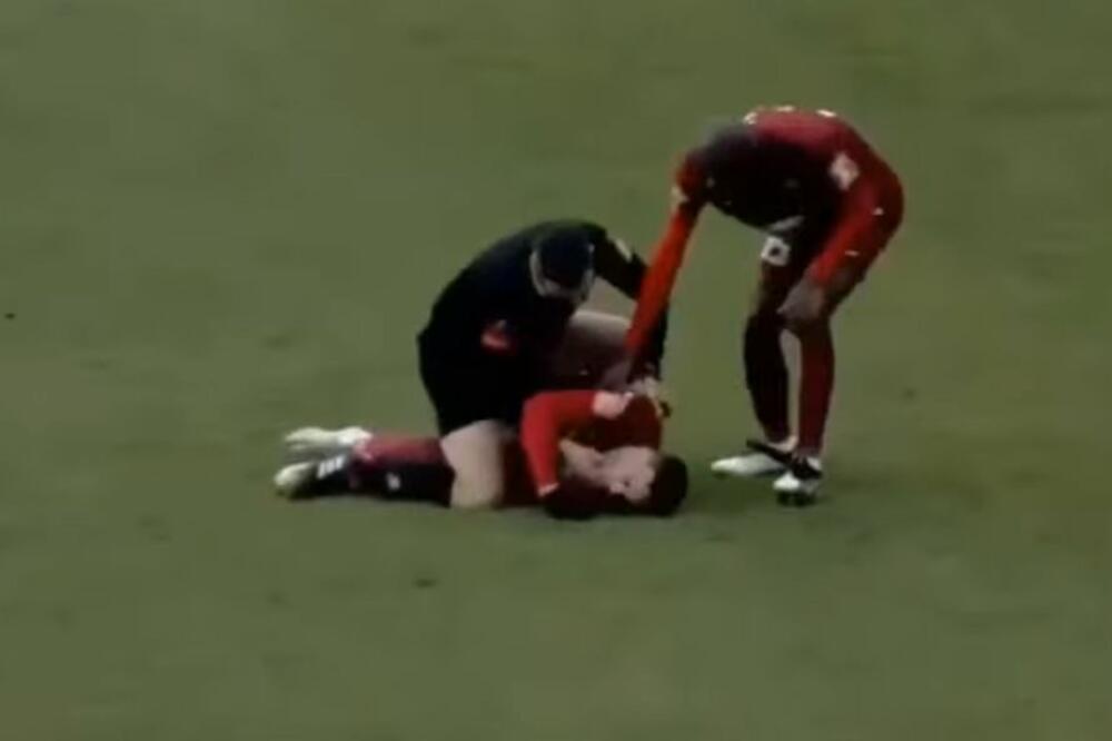 DRAMA NA MEČU U BIH! Sudija spasio život igraču Sarajeva! Iščupao mu jezik da ne proguta! (UZNEMIRUJUĆI VIDEO)