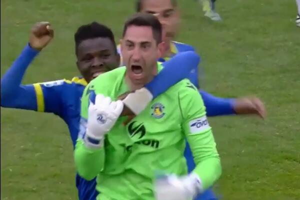 GOLMANI SE RASPUCALI: Grčki čuvar mreže kao rasni golgeter pocepao mrežu i razgalio srpskog trenera! (VIDEO)