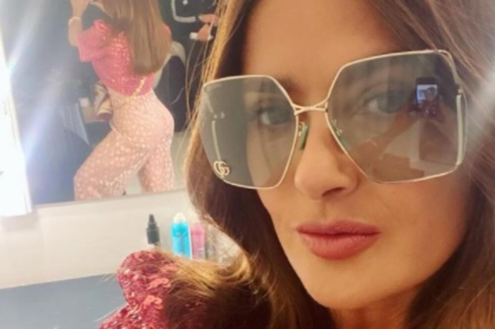 GLUMICA SE UDALA ZA MILIJARDERA PA POKAZALA ZA ČIM ON LUDI: U šestoj deceniji se SKINULA u kupaći, TELO IZVAJANO