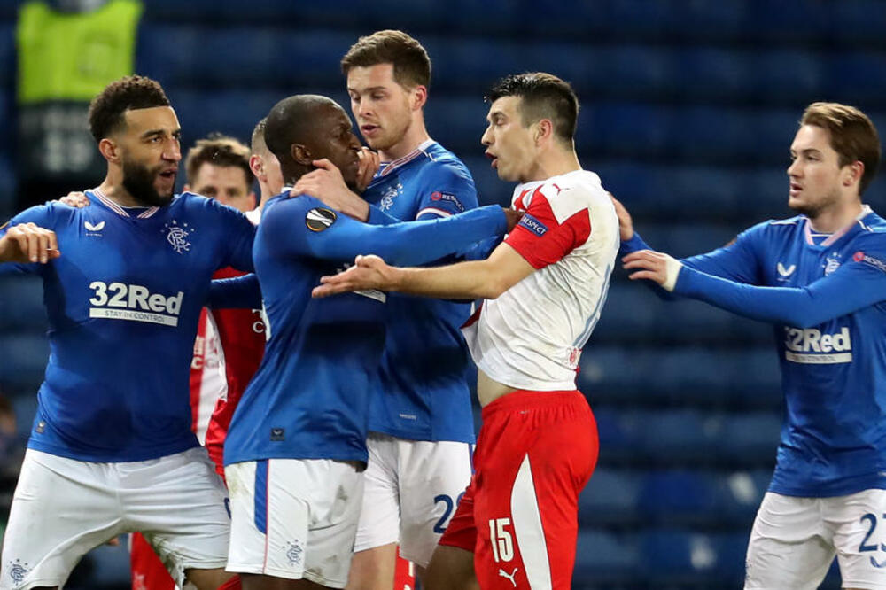 KAMARA - SAMO CRN***A! Ultrasi Slavije sad uvredili vezistu Rendžersa, traži se izbacivanje Slavije iz Lige Evrope!