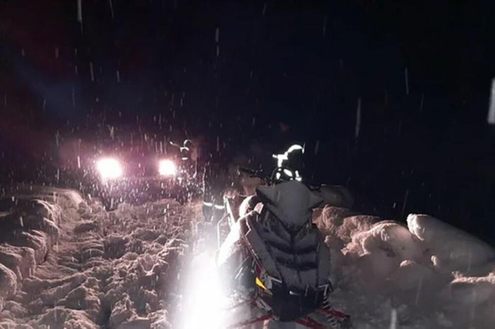 VATROGASCI KOD BABUŠNICE ODVELI KORONOM ZARAŽENE PACIJENTE: Bili su zavejani