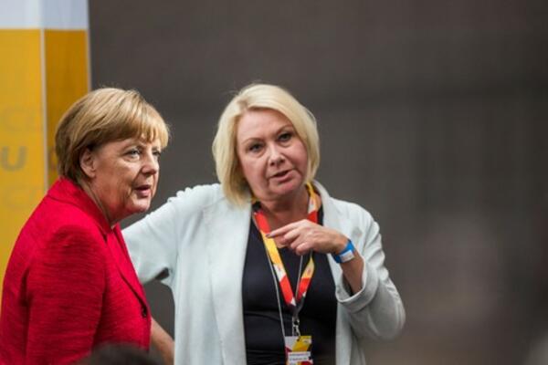 TRAGEDIJA NA NEBU IZNAD IRSKE, BLISKA SARADNICA ANGELE MERKEL UMRLA U AVIONU! Imala je samo 53 godine!