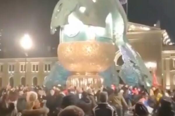 IZGIBOSMO MI U HITNOJ I OSTALI LEKARI, A ONI IGRAJU KOLO! Sramno ponašanje ANTIVAKSERA izazvalo OGORČENJE LEKARA