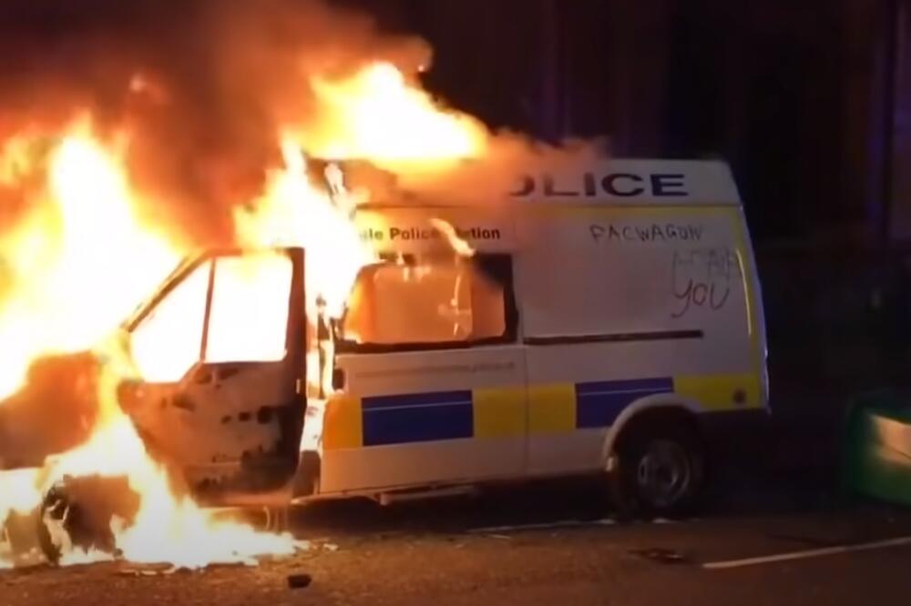 NASILNI PROTESTI U BRISELU: Demonstranti bacali baklje i palili automobile, dva policajca teže povređena! (VIDEO)