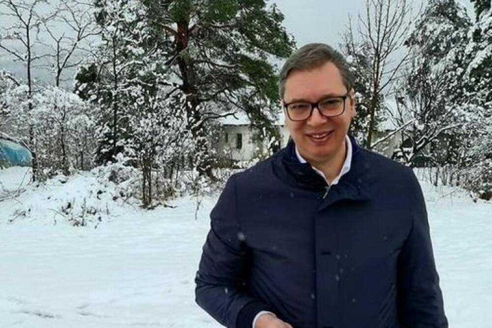 VUČIĆ SE PRISETIO DEČAČKIH DANA: Zastao je u snegom zavejanoj istočnoj Srbiji I NAPRAVIO GRUDVU (FOTO)